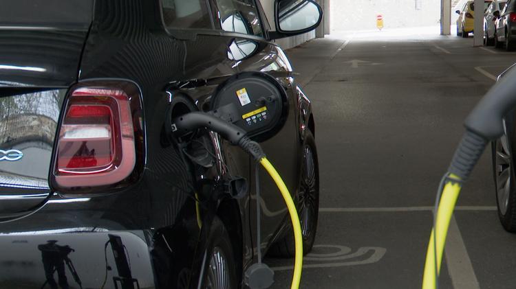 FIAT 500 ELECTRIC CABRIO 87kW Icon 42kWh 2dr Auto